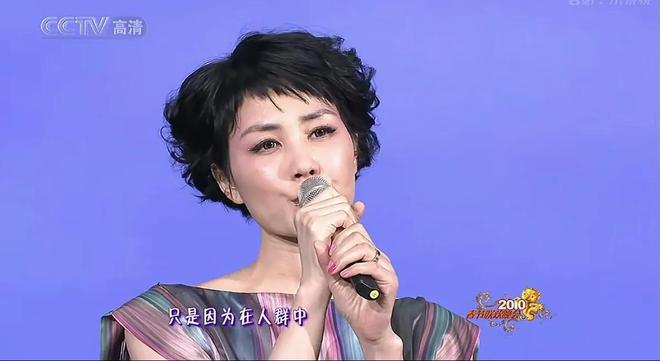 王菲出一号演播大厅披毛毯看着冷御用化妆师Zing紧随其后像和尚(图2)
