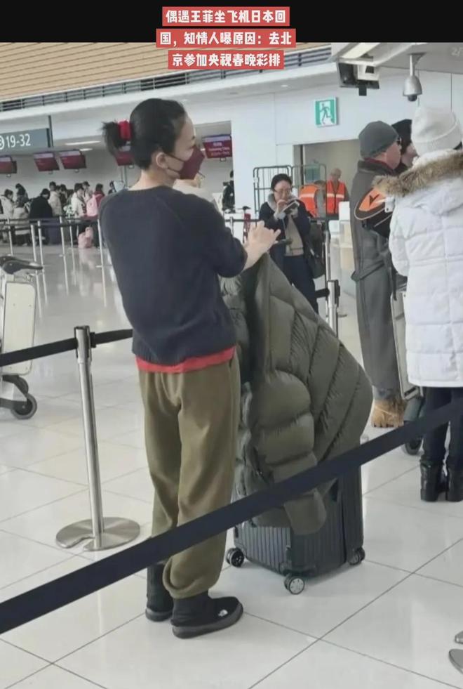 王菲出一号演播大厅披毛毯看着冷御用化妆师Zing紧随其后像和尚(图4)