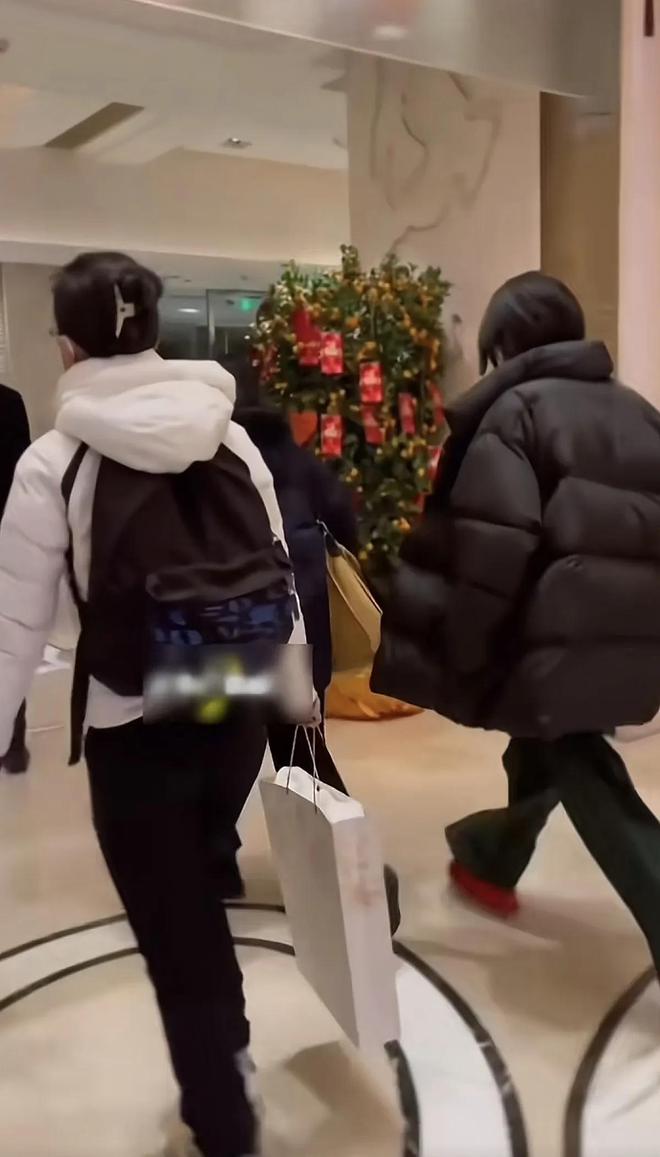 王菲出一号演播大厅披毛毯看着冷御用化妆师Zing紧随其后像和尚(图6)