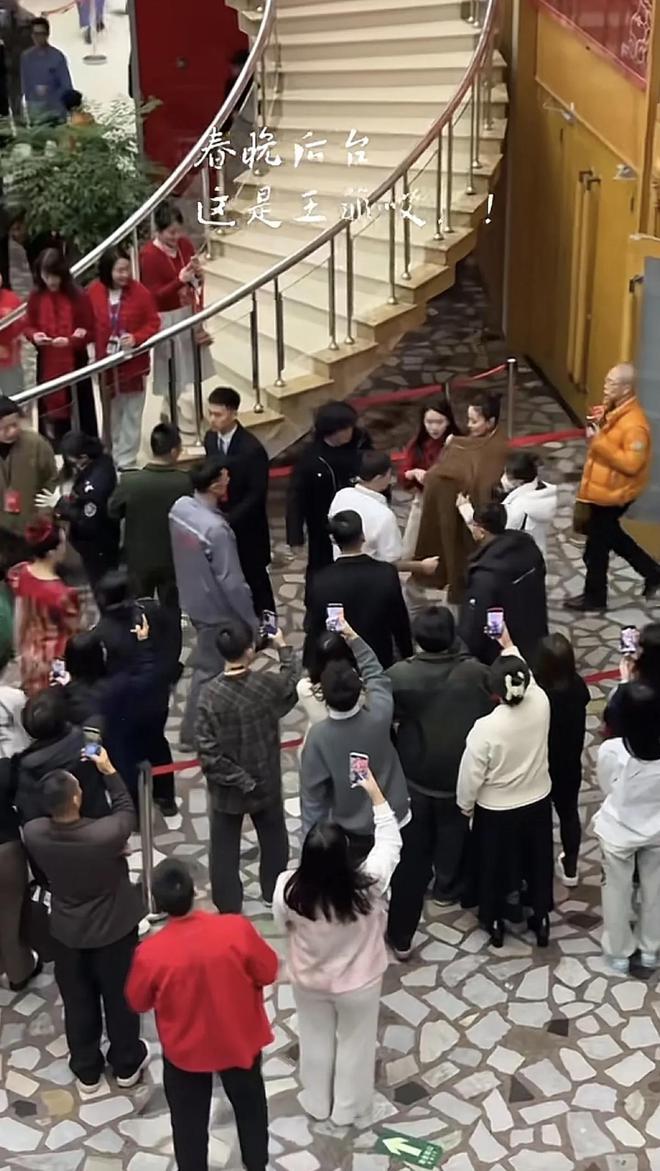 王菲出一号演播大厅披毛毯看着冷御用化妆师Zing紧随其后像和尚(图11)