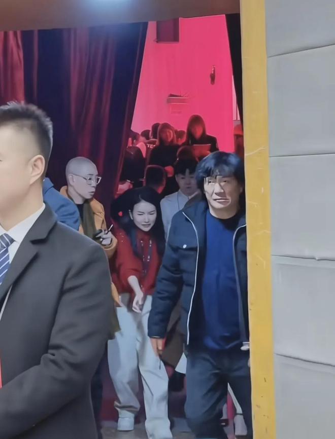 王菲出一号演播大厅披毛毯看着冷御用化妆师Zing紧随其后像和尚(图9)
