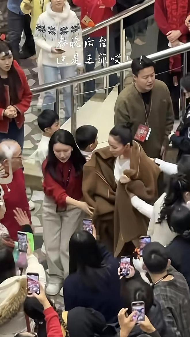 王菲出一号演播大厅披毛毯看着冷御用化妆师Zing紧随其后像和尚(图12)