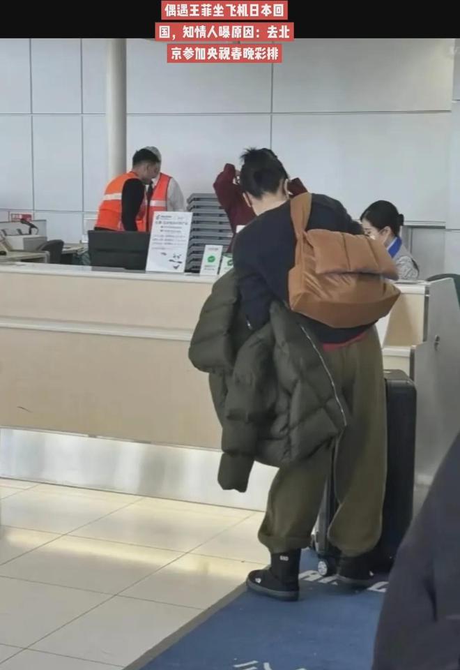 王菲出一号演播大厅披毛毯看着冷御用化妆师Zing紧随其后像和尚(图5)