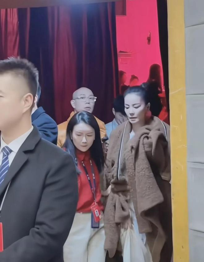王菲出一号演播大厅披毛毯看着冷御用化妆师Zing紧随其后像和尚(图8)
