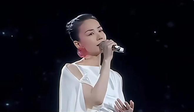 王菲出一号演播大厅披毛毯看着冷御用化妆师Zing紧随其后像和尚(图17)