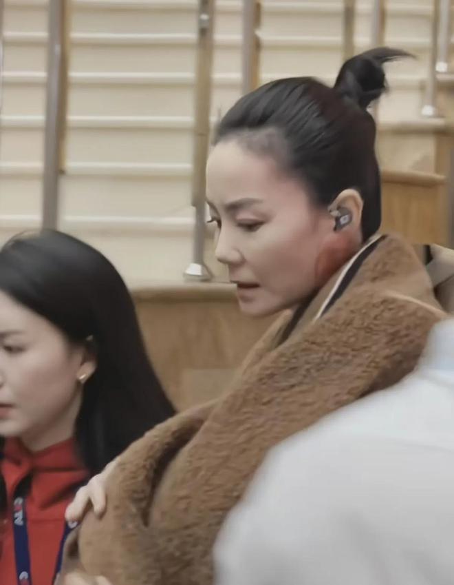 王菲出一号演播大厅披毛毯看着冷御用化妆师Zing紧随其后像和尚(图15)