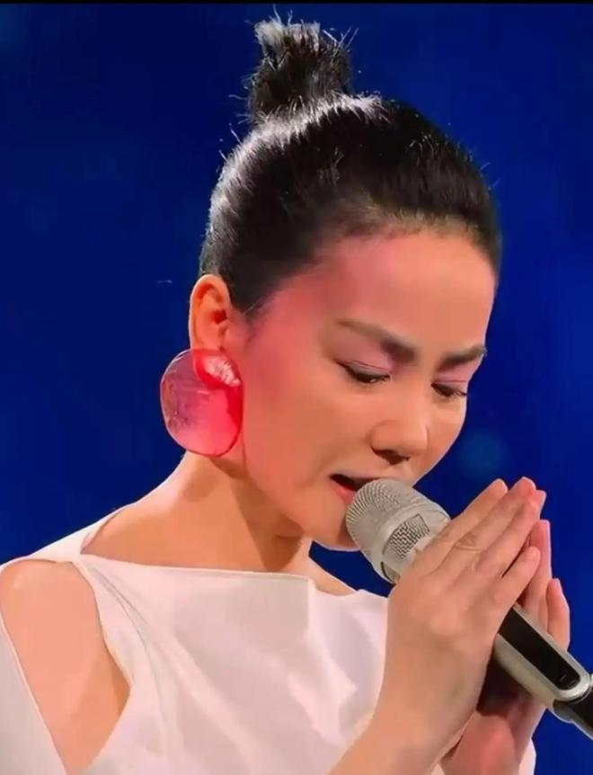 王菲春晚流泪背后原因曝光：父母与哥哥均已去世(图2)