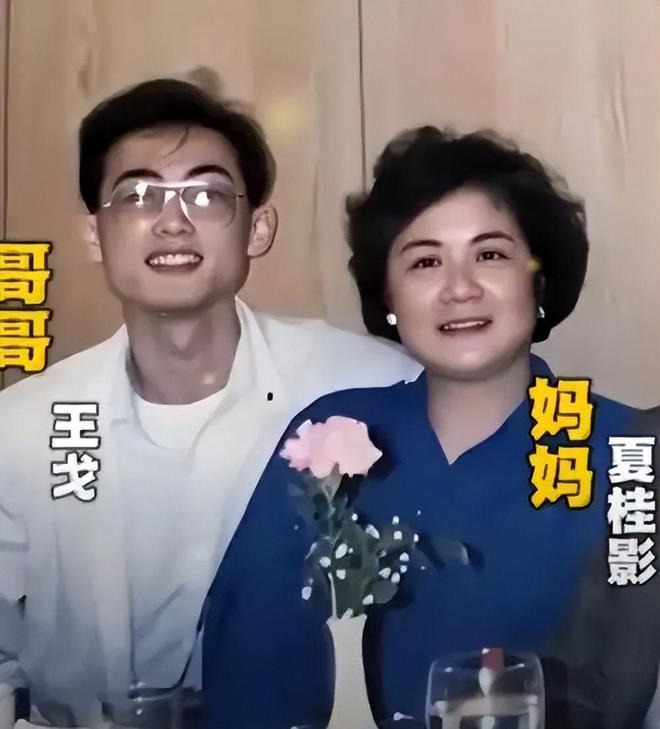 王菲春晚流泪背后原因曝光：父母与哥哥均已去世(图6)