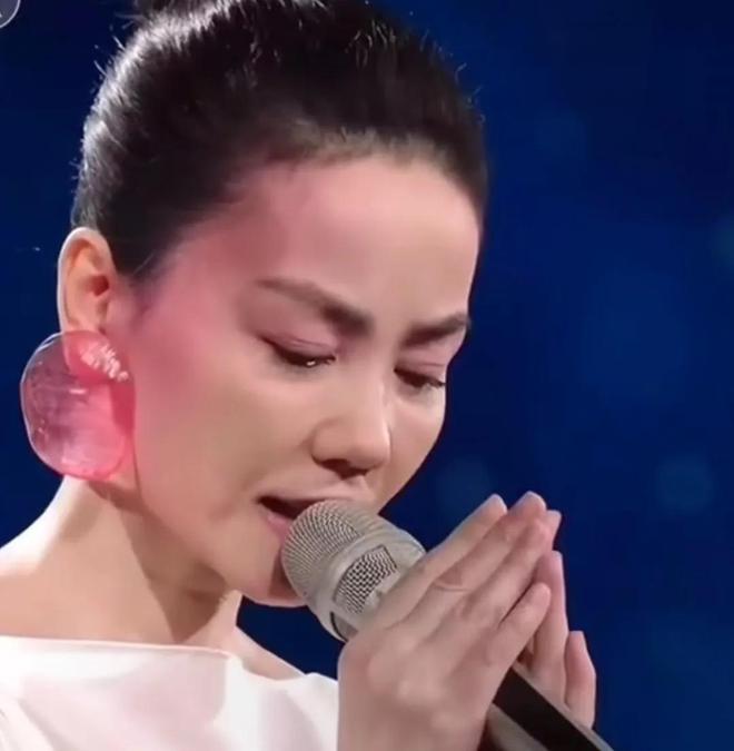 王菲春晚流泪背后原因曝光：父母与哥哥均已去世(图5)