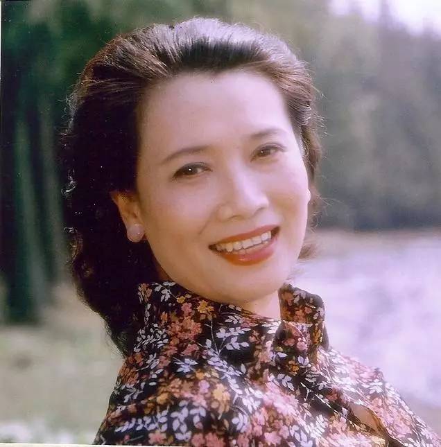 曾名气不输李谷一被称为流行音乐的鼻祖如今为纪念亡夫出专辑！(图3)