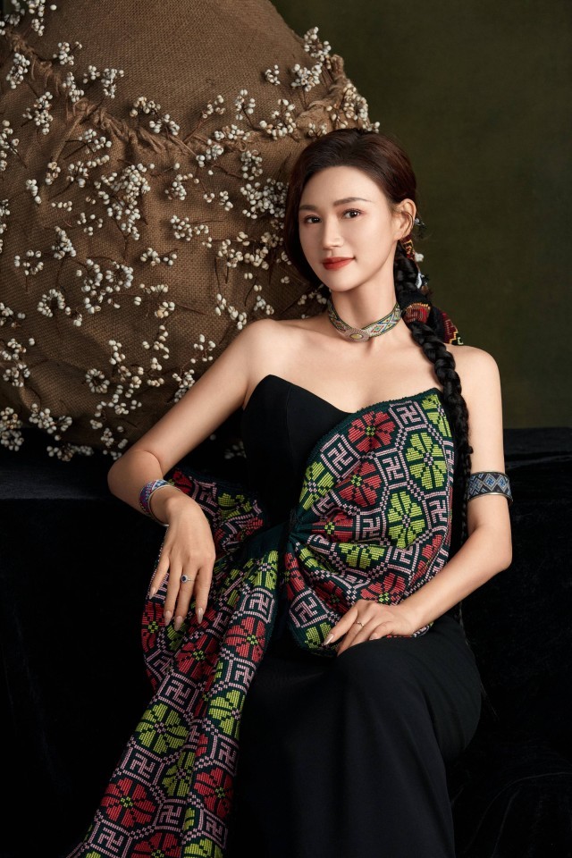 九游娱乐：邓超予《路过时光》：以非遗之美与她力量领跑畅销榜(图2)