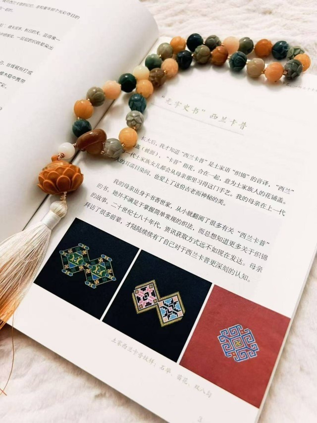 九游娱乐：邓超予《路过时光》：以非遗之美与她力量领跑畅销榜(图3)
