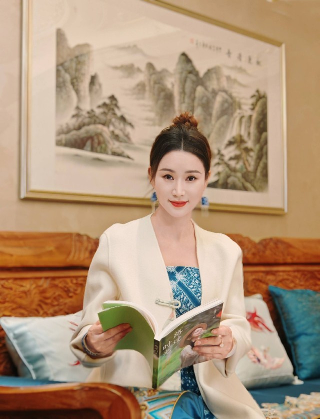 九游娱乐：邓超予《路过时光》：以非遗之美与她力量领跑畅销榜(图5)