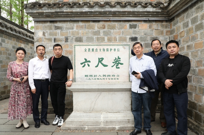 九游娱乐：文都千年古韵 小巷情义深长——作曲家王备歌唱家斯兰一行桐城采风(图1)