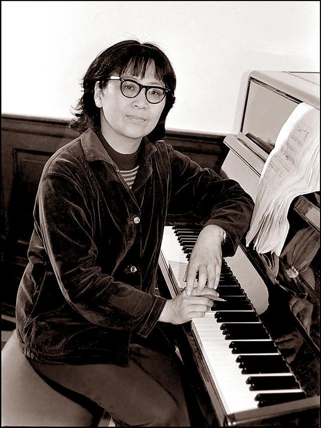 九游娱乐：两个小娃娃呀正在打电话呀！作曲者汪玲今年已经93岁了(图1)