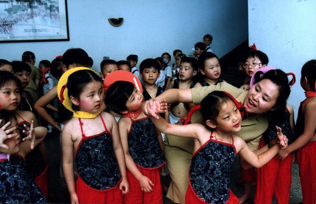 九游娱乐：两个小娃娃呀正在打电话呀！作曲者汪玲今年已经93岁了(图6)