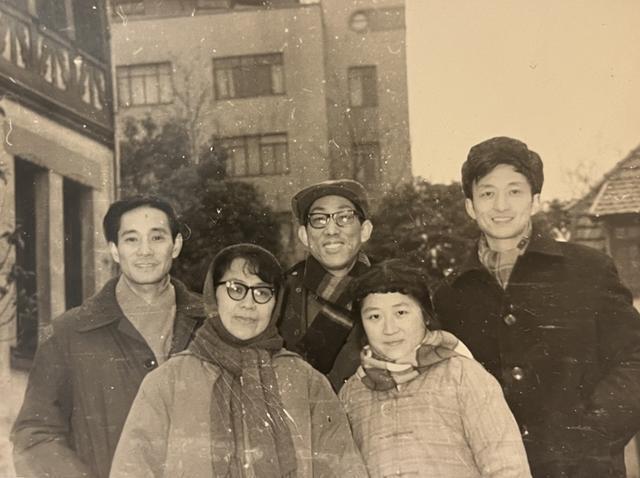 九游娱乐：两个小娃娃呀正在打电话呀！作曲者汪玲今年已经93岁了(图5)