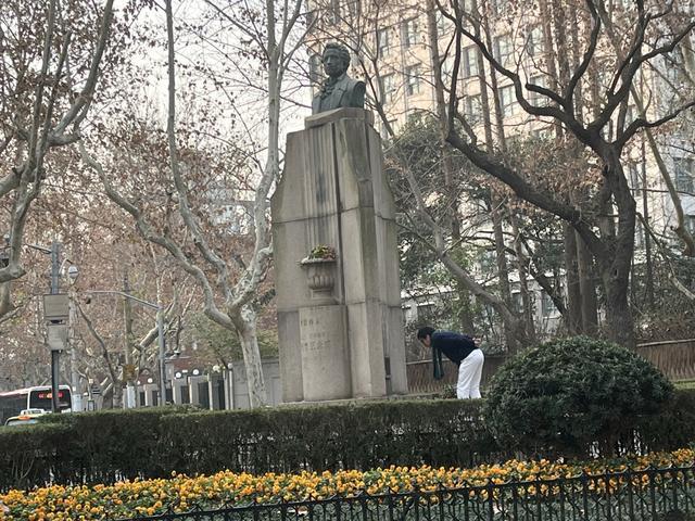 九游娱乐：两个小娃娃呀正在打电话呀！作曲者汪玲今年已经93岁了(图4)