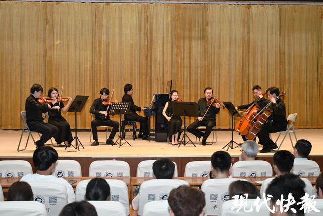 师生共享《金陵华章》音乐里藏着南京的浪漫密码(图2)