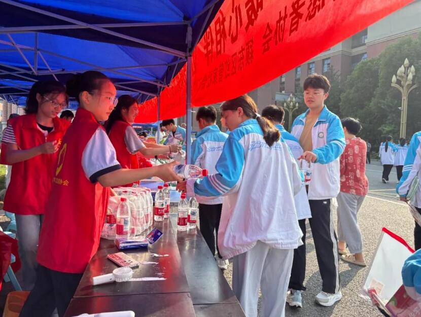 阜阳市颍东区：13岁女孩用音乐版权费为考生送清凉(图2)