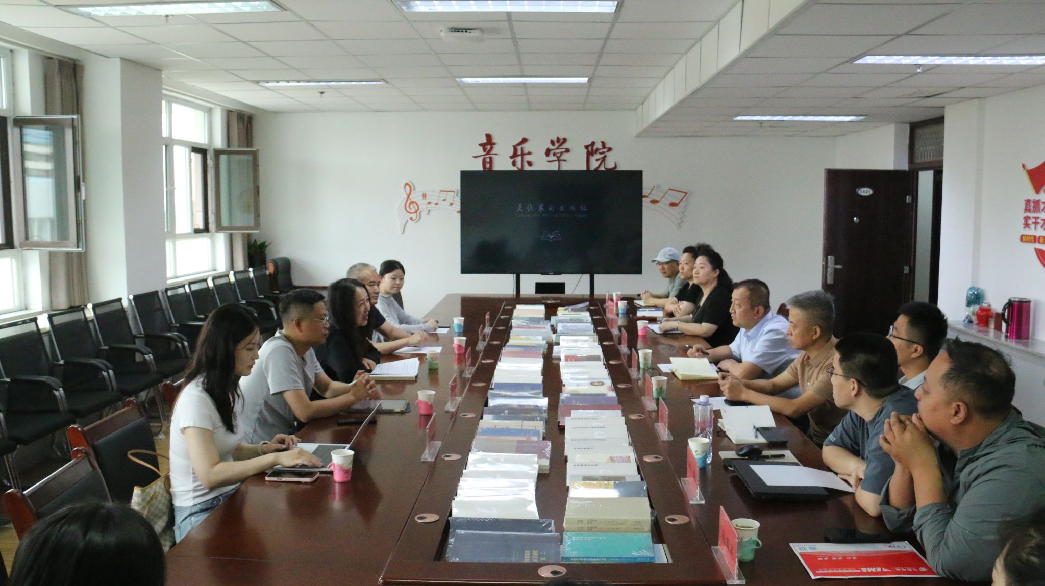 文化艺术出版社一行来我校音乐学院座谈交流(图1)