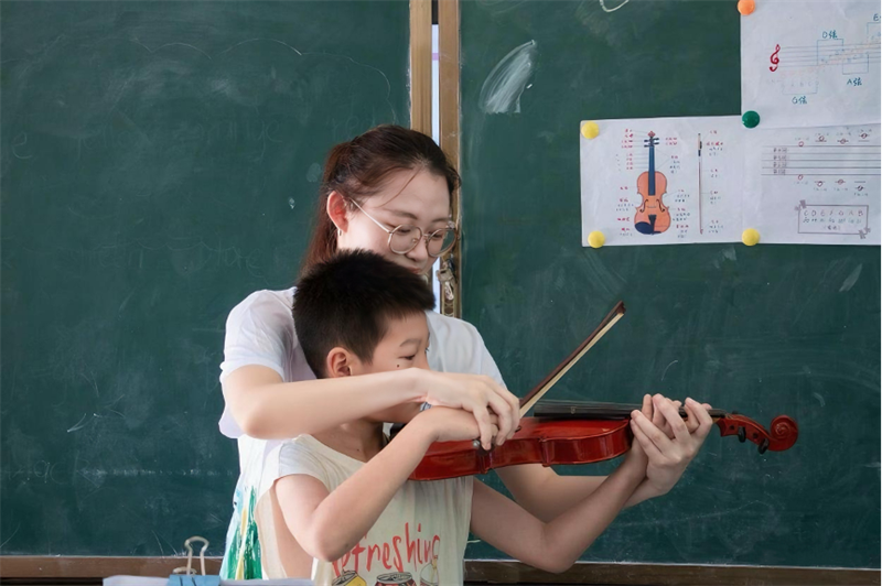 用音乐点亮留守儿童梦想(图1)
