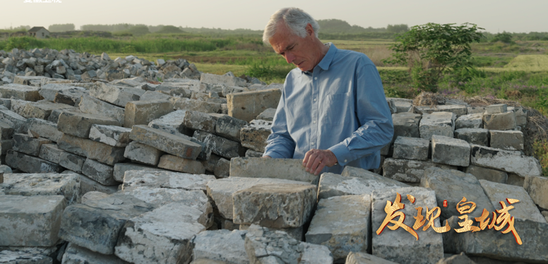 九游娱乐：中法合拍纪录片《发现皇城》登陆央视 中方导演吴卓：中国文化走出去走进去(图2)