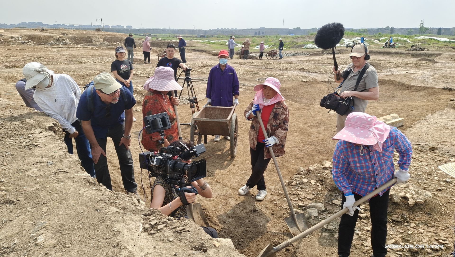九游娱乐：中法合拍纪录片《发现皇城》登陆央视 中方导演吴卓：中国文化走出去走进去(图5)
