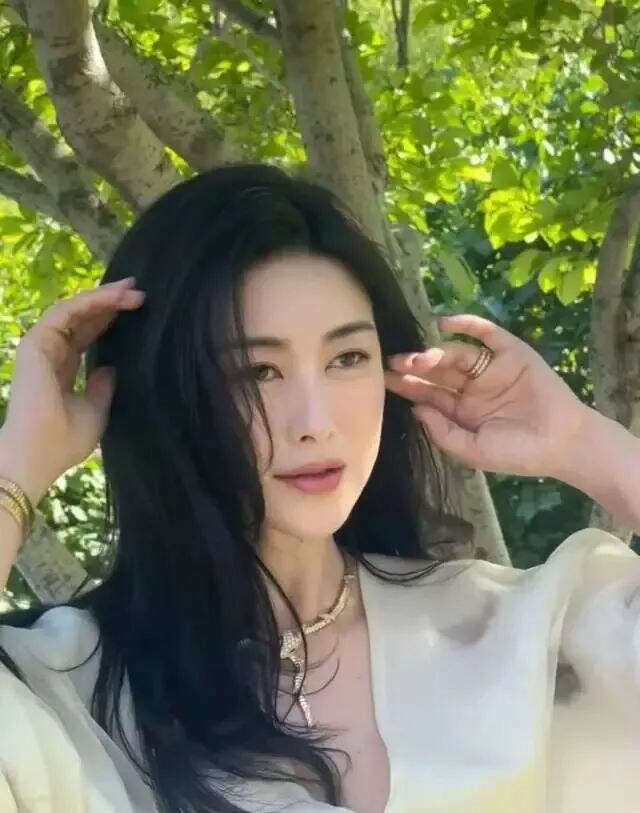40岁朱珠带女儿参加活动小珍珠穿公主裙软萌可爱母女俩同台读诗超治愈(图1)