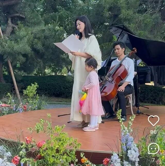 40岁朱珠带女儿参加活动小珍珠穿公主裙软萌可爱母女俩同台读诗超治愈(图4)