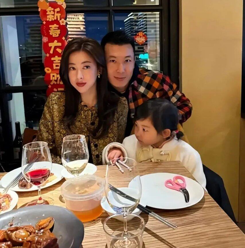 40岁朱珠带女儿参加活动小珍珠穿公主裙软萌可爱母女俩同台读诗超治愈(图5)