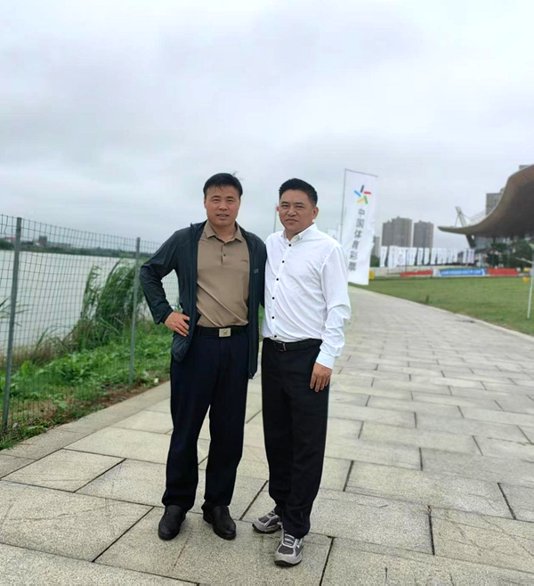 汨罗江畔的行吟歌者(图1)