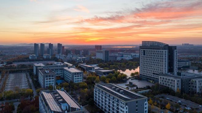 2026全国两会专题从文化力量到经济动能 ——徐州工程学院的“硬核”与“温情”(图1)